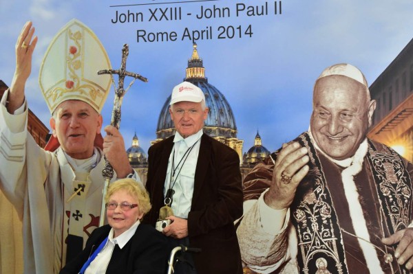 Declarar Al Papa Oficialmente Santo A Un Beato